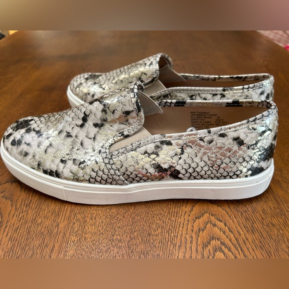 Time and Tru snakeskin print Slipons 8W. Memory foam insoles. Like new, too big. - Picture 3 of 5